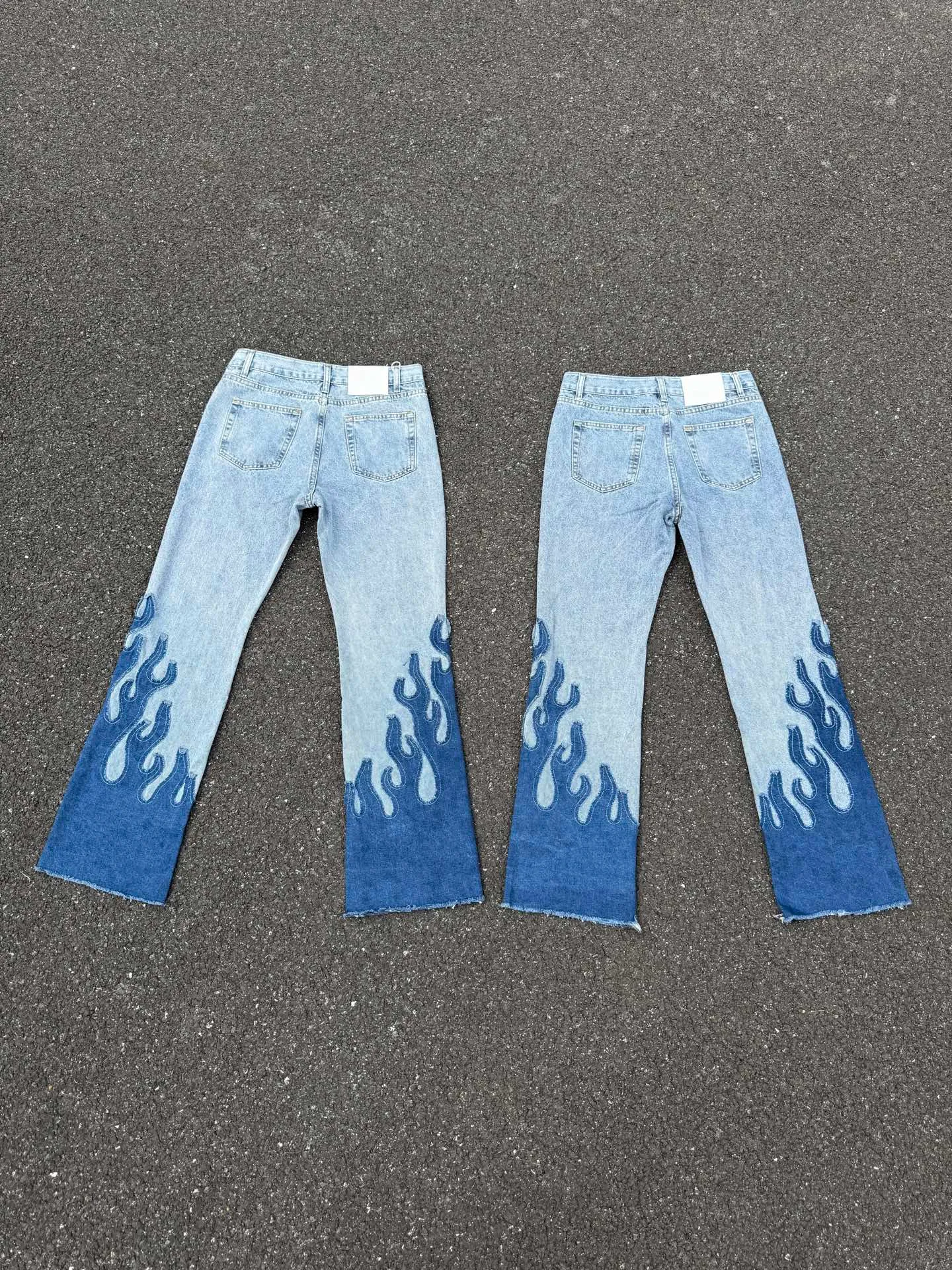 P260💰G88 GALLERY DEPT. Denim splicing flame🔥flare pants washed distressed splicing jeans GALLERY is attracted by these bell-bottom pants. Whether it is a reset of Carhartt or Levis, it has created a strong brand style. Since these pants are modified from rare vintage, the production capacity is limited. Therefore, after many icons wore them, these pants were once hard to find. Later, perhaps due to the improvement of GD's business in the past two years and the expansion of production lines, the brand itself lowered the price, so I can't wait any longer for these pants this year and will definitely buy them. During the process of the denim washing plant, the owner of the washing plant helped introduce a boss who had worked for Levi's foundry and started his own business. This also paved the way for the following styles. Therefore, Levi's remodeled single product for the base plate is really familiar. Whether it is the fabrics supplied or the lathes used in production, there is nothing to choose from. -Color: blue -Size: S-XXL (corresponding to 28-36)